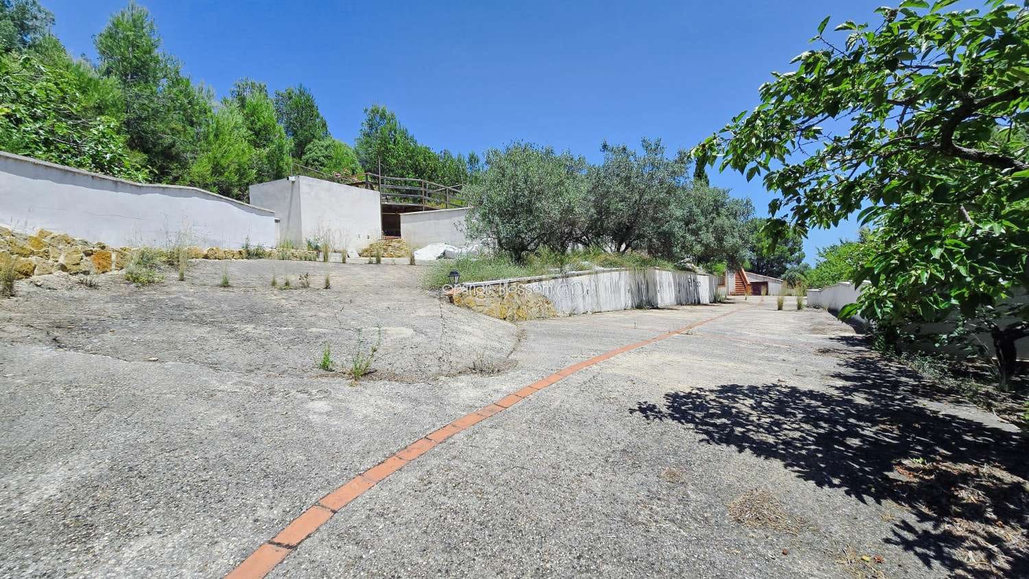 5 bedroom Villa for sale in Villalonga with pool garage - € 260,000 (Ref: 9931211)