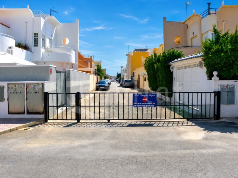 2 soverom Leilighet til salgs i Torrevieja med svømmebasseng garasje - € 135 000 (Ref: 10028886)