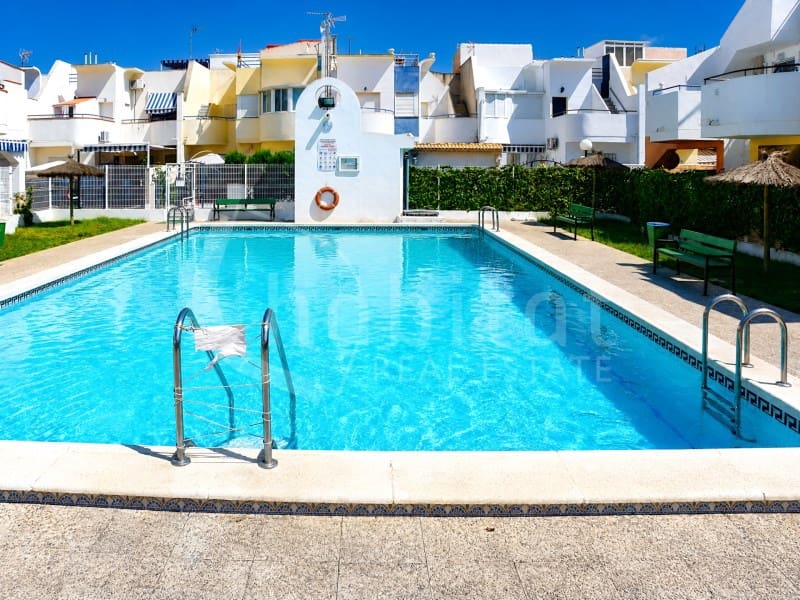 2 soverom Leilighet til salgs i Torrevieja med svømmebasseng garasje - € 135 000 (Ref: 10028886)