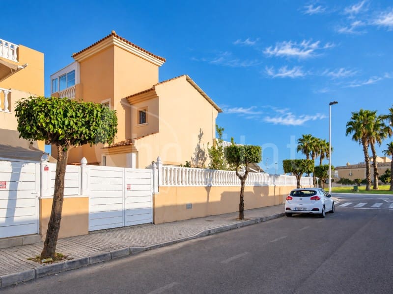 2 sovrum Villa till salu i Torrevieja med pool garage - 175 000 € (Ref: 10176995)