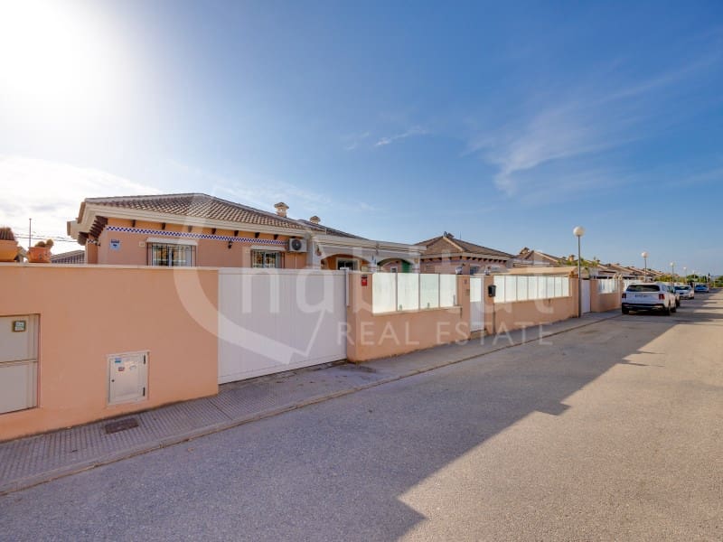 3 bedroom Villa for sale in Los Montesinos - € 325,000 (Ref: 8994077)