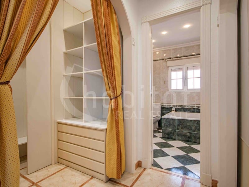 4 bedroom Villa for sale in Torrevieja with pool garage - € 689,000 (Ref: 9051378)