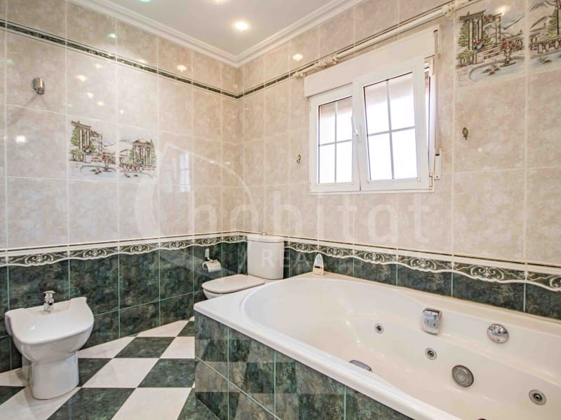 4 bedroom Villa for sale in Torrevieja with pool garage - € 689,000 (Ref: 9051378)