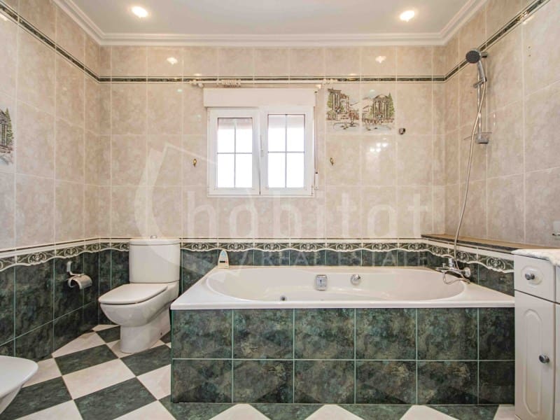 4 bedroom Villa for sale in Torrevieja with pool garage - € 689,000 (Ref: 9051378)