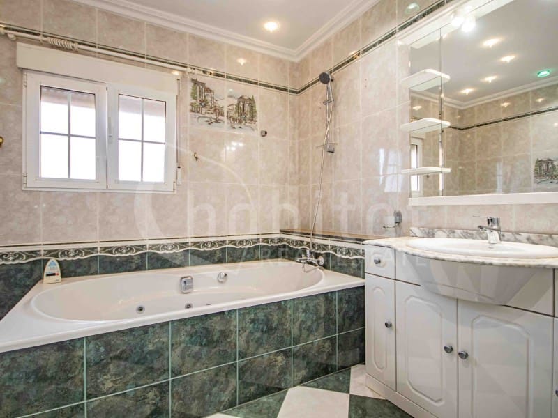 4 bedroom Villa for sale in Torrevieja with pool garage - € 689,000 (Ref: 9051378)