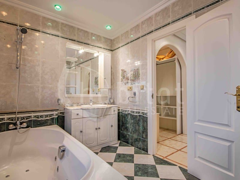 4 bedroom Villa for sale in Torrevieja with pool garage - € 689,000 (Ref: 9051378)