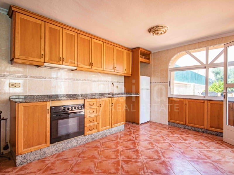 4 bedroom Villa for sale in Torrevieja with pool garage - € 689,000 (Ref: 9051378)