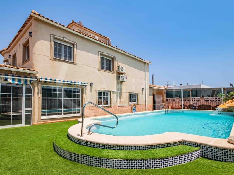 4 bedroom Villa for sale in Torrevieja with pool garage - € 689,000 (Ref: 9051378)
