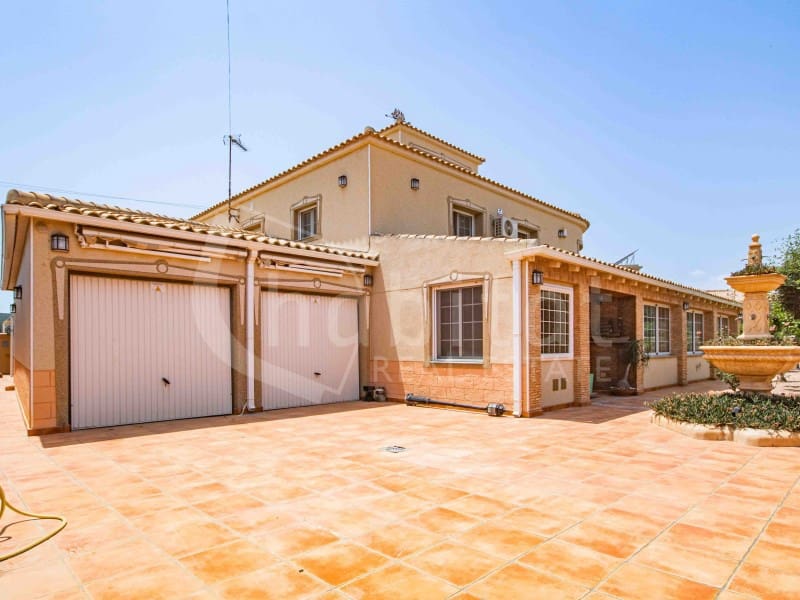 4 bedroom Villa for sale in Torrevieja with pool garage - € 689,000 (Ref: 9051378)