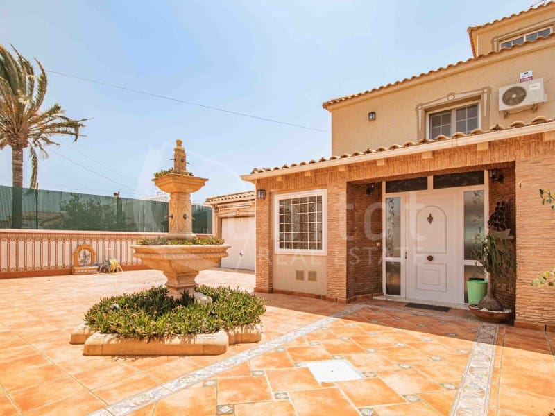 4 bedroom Villa for sale in Torrevieja with pool garage - € 689,000 (Ref: 9051378)