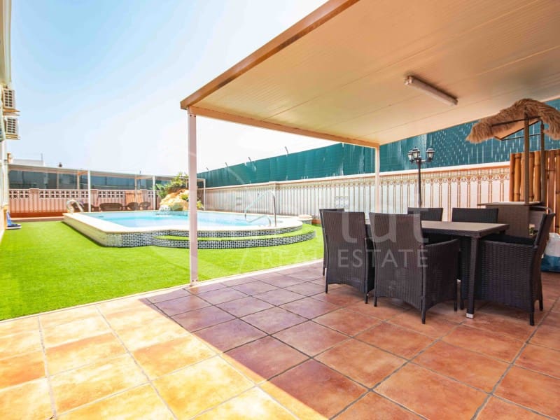 4 bedroom Villa for sale in Torrevieja with pool garage - € 689,000 (Ref: 9051378)