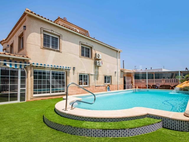 4 bedroom Villa for sale in El Chaparral, Torrevieja with pool garage - € 689,000 (Ref: 9051378)