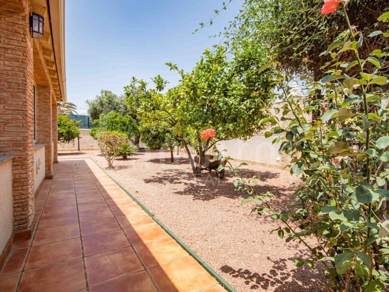 4 bedroom Villa for sale in Torrevieja with pool garage - € 689,000 (Ref: 9051378)