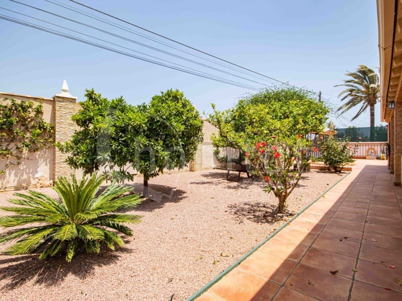 4 bedroom Villa for sale in Torrevieja with pool garage - € 689,000 (Ref: 9051378)