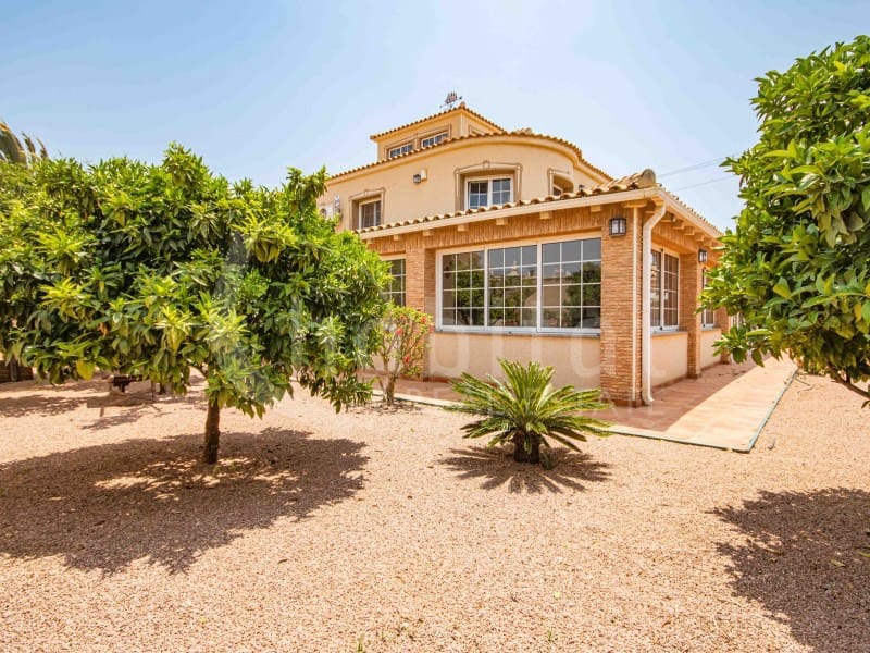 4 bedroom Villa for sale in Torrevieja with pool garage - € 689,000 (Ref: 9051378)