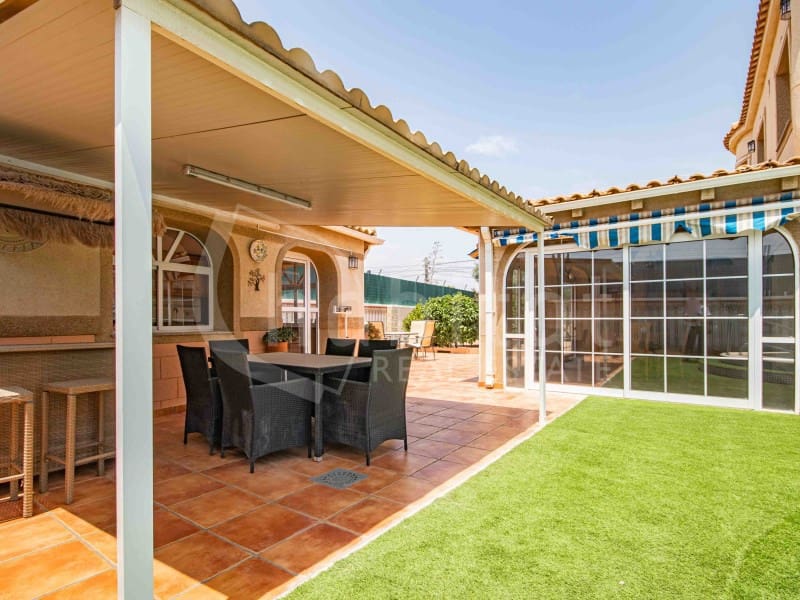 4 bedroom Villa for sale in Torrevieja with pool garage - € 689,000 (Ref: 9051378)