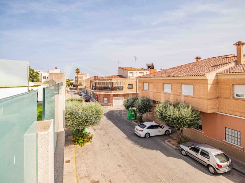 2 soverom Hus til leie i Los Montesinos - € 850 (Ref: 9419944)