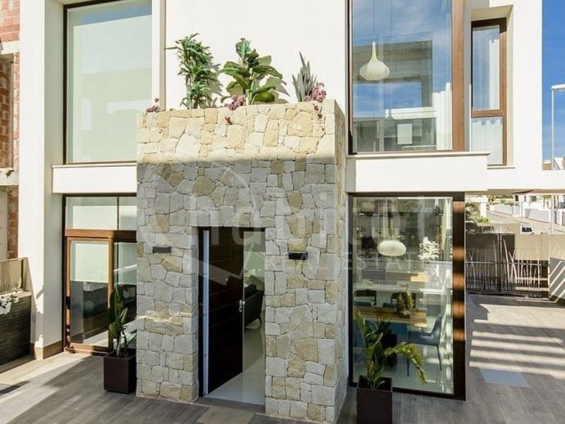 Chalet de 3 habitaciones en Los Montesinos en venta con piscina - 485.000 € (Ref: 9738384)