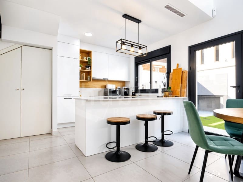 Chalet de 3 habitaciones en Los Montesinos en venta con piscina garaje - 420.000 € (Ref: 9777847)