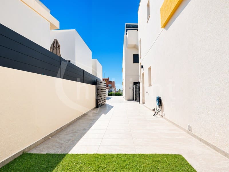 Chalet de 3 habitaciones en Los Montesinos en venta con piscina garaje - 420.000 € (Ref: 9777847)