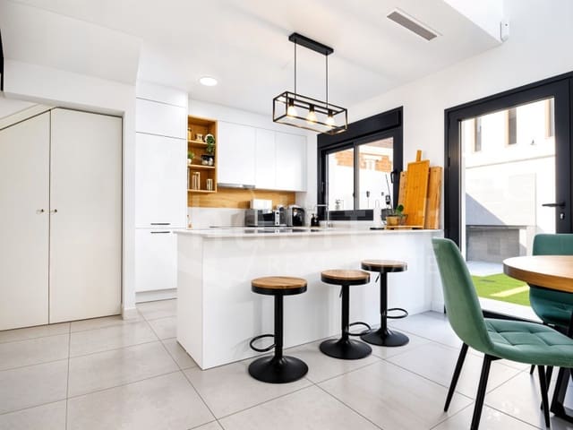 Chalet de 3 habitaciones en Los Montesinos en venta con piscina garaje - 420.000 € (Ref: 9777847)