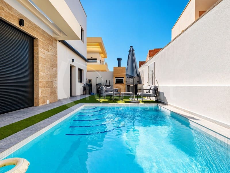 Chalet de 3 habitaciones en Los Montesinos en venta con piscina garaje - 420.000 € (Ref: 9777847)