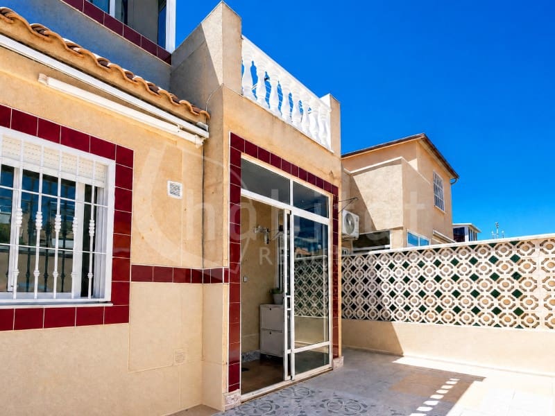 3 bedroom Semi-detached Villa for rent in Torrevieja with pool garage - € 1,100 (Ref: 9839202)