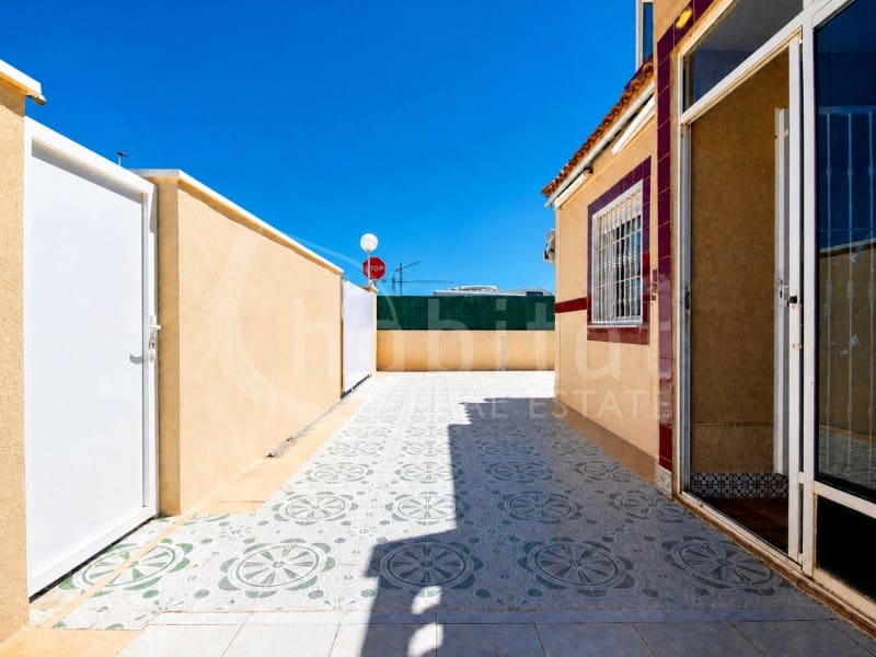 3 bedroom Semi-detached Villa for rent in Torrevieja with pool garage - € 1,100 (Ref: 9839202)