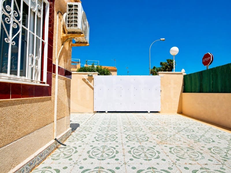 3 bedroom Semi-detached Villa for rent in Torrevieja with pool garage - € 1,100 (Ref: 9839202)