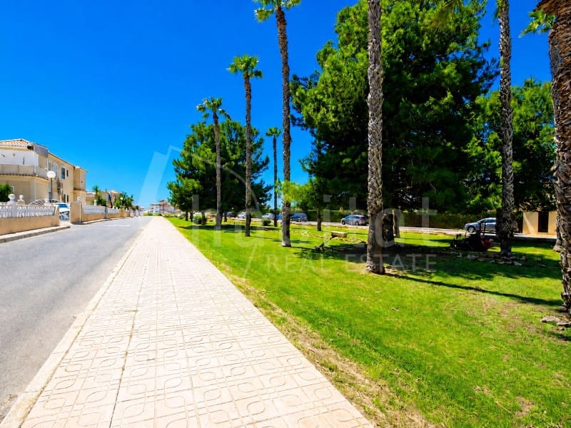 3 bedroom Semi-detached Villa for rent in Torrevieja with pool garage - € 1,100 (Ref: 9839202)