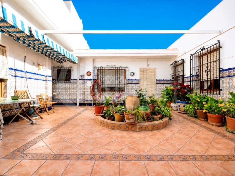 4 bedroom Townhouse for sale in Los Montesinos with garage - € 235,000 (Ref: 9842756)