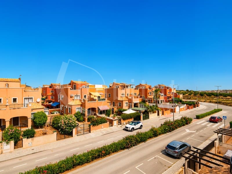 3 bedroom Villa for sale in Los Montesinos with pool garage - € 195,000 (Ref: 9966314)