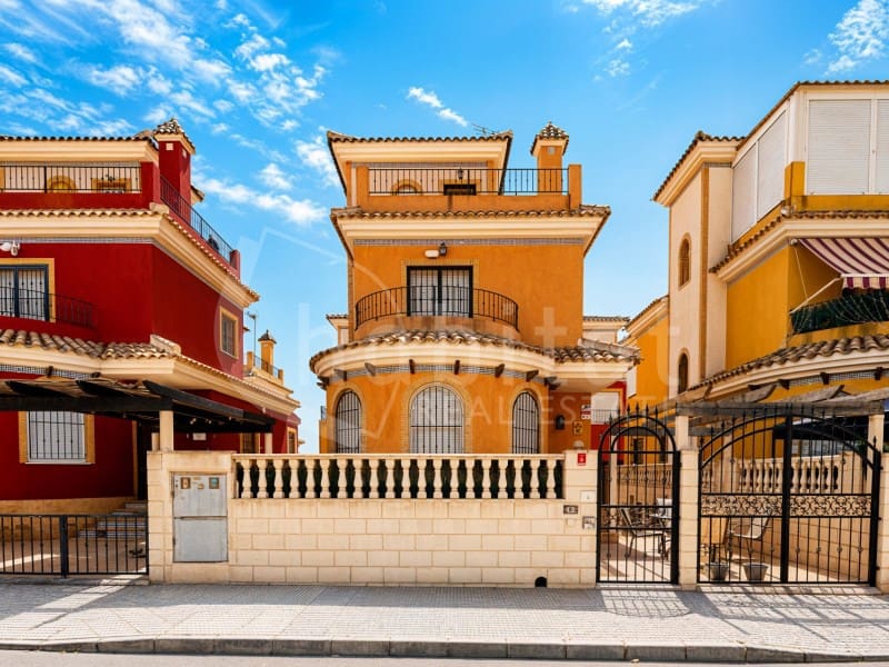 3 bedroom Villa for sale in Los Montesinos with pool garage - € 195,000 (Ref: 9966314)