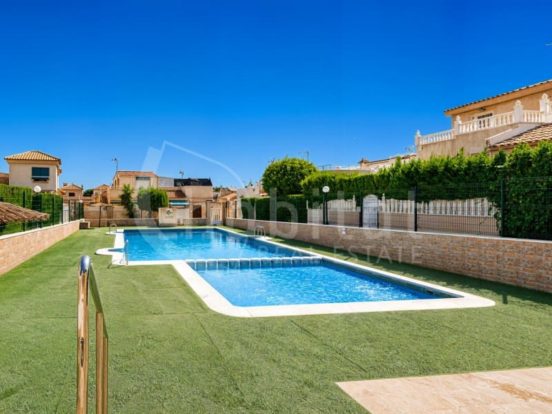 Casa de 3 habitaciones en Torrevieja en venta con piscina - 147.000 € (Ref: 9978478)