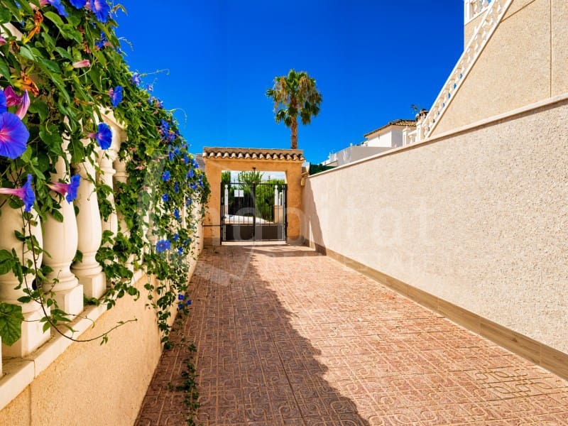 Casa de 3 habitaciones en Torrevieja en venta con piscina - 147.000 € (Ref: 9978478)