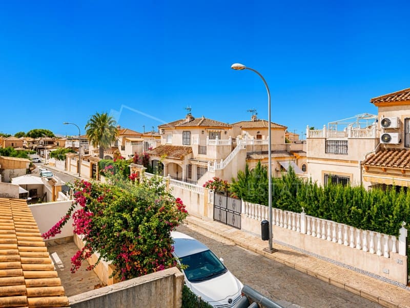 Casa de 3 habitaciones en Torrevieja en venta con piscina - 147.000 € (Ref: 9978478)