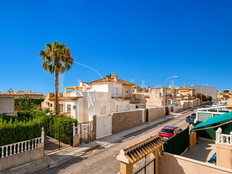 Casa de 3 habitaciones en Torrevieja en venta con piscina - 147.000 € (Ref: 9978478)