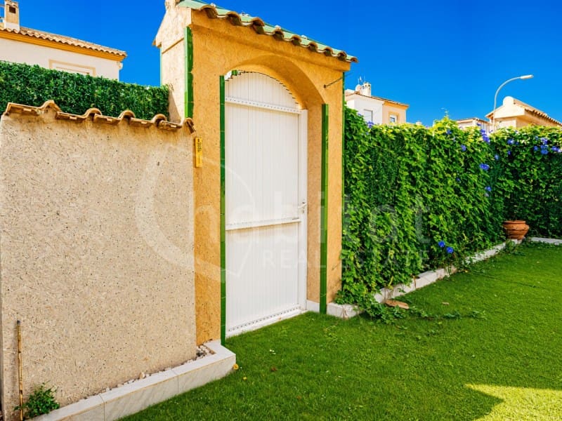 Casa de 3 habitaciones en Torrevieja en venta con piscina - 147.000 € (Ref: 9978478)