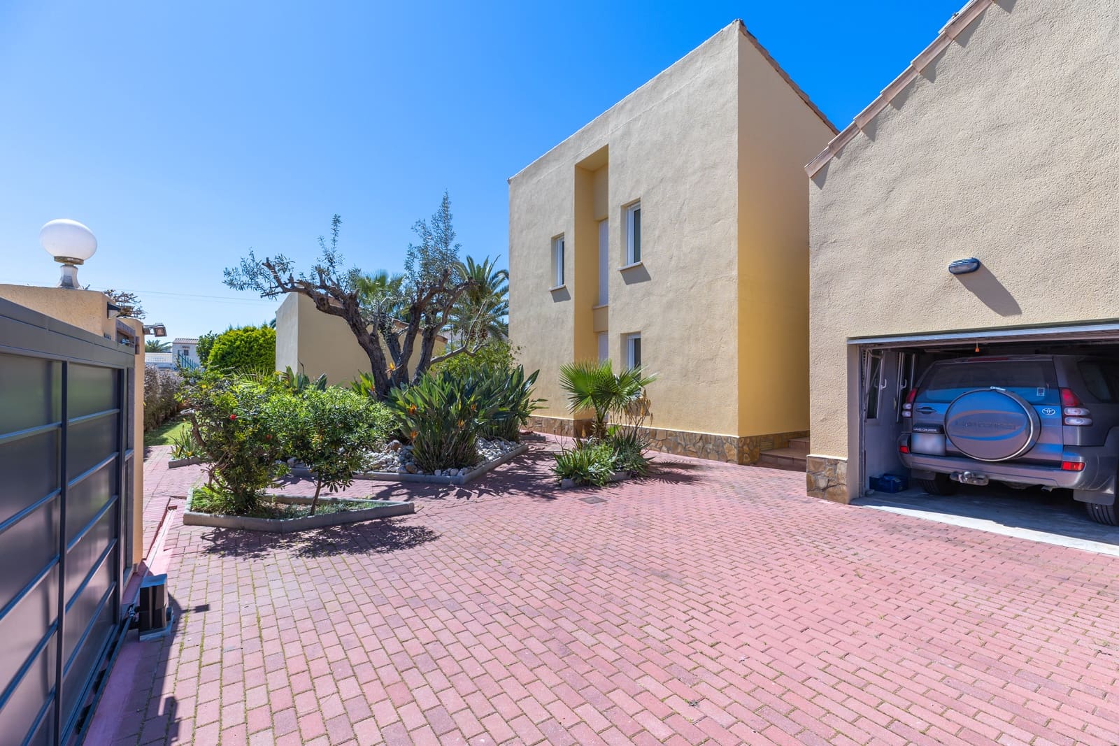 3 bedroom Villa for sale in Els Poblets with pool - € 848,000 (Ref: 9816798)