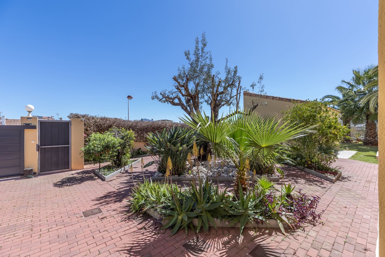 3 bedroom Villa for sale in Els Poblets with pool - € 848,000 (Ref: 9816798)