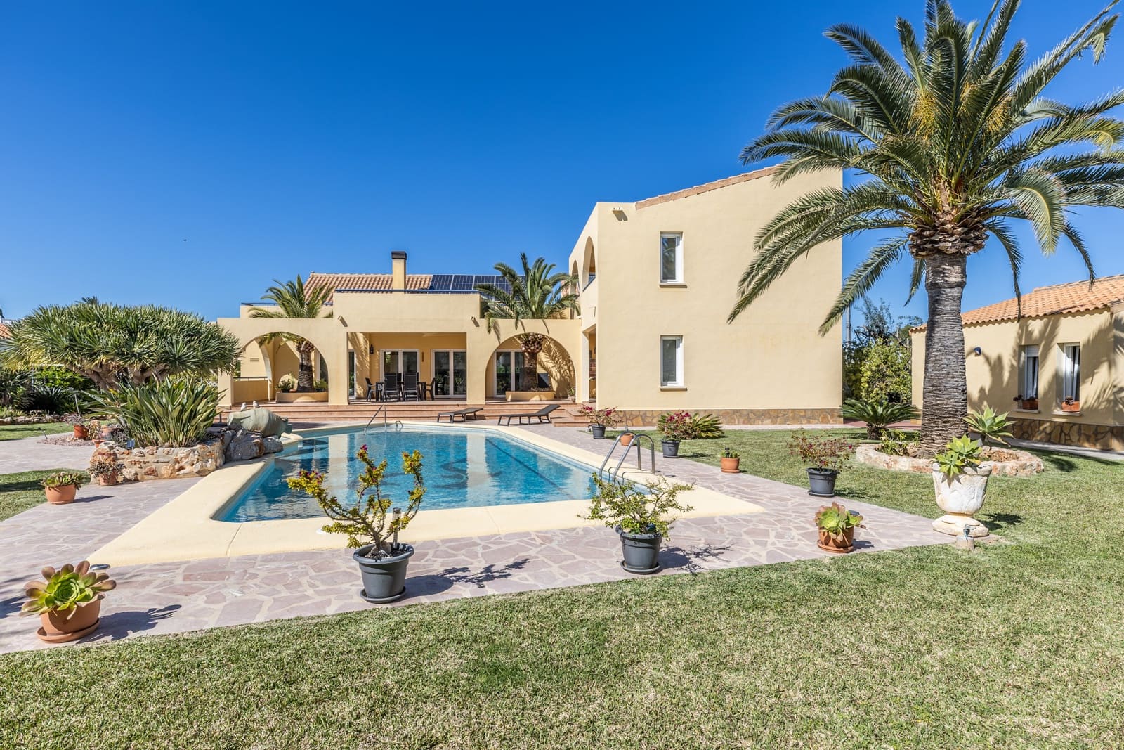 3 bedroom Villa for sale in Els Poblets with pool - € 848,000 (Ref: 9816798)