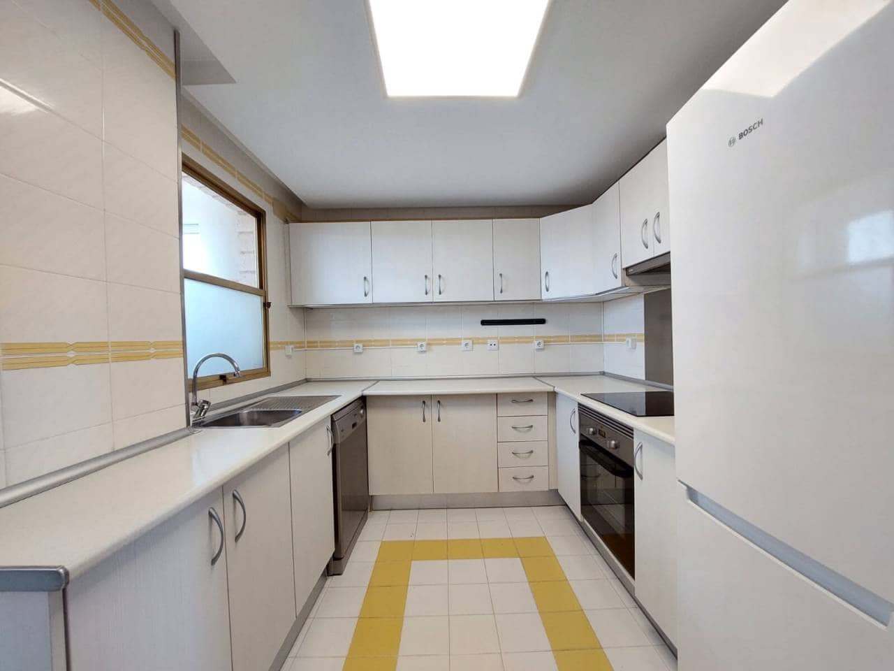 3 bedroom Flat for rent in El Campello with pool - € 2,200 (Ref: 10048623)