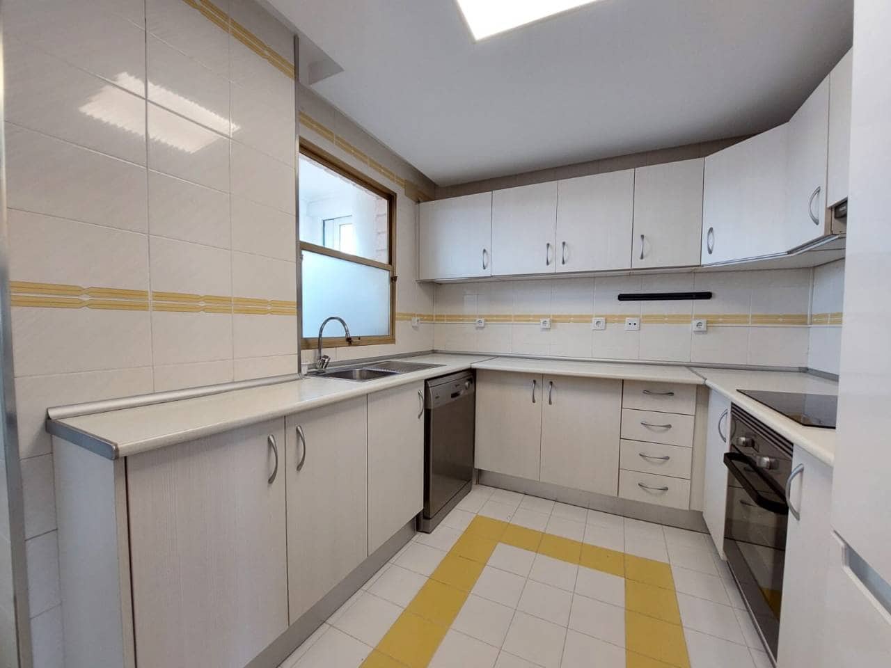 3 bedroom Flat for rent in El Campello with pool - € 2,200 (Ref: 10048623)