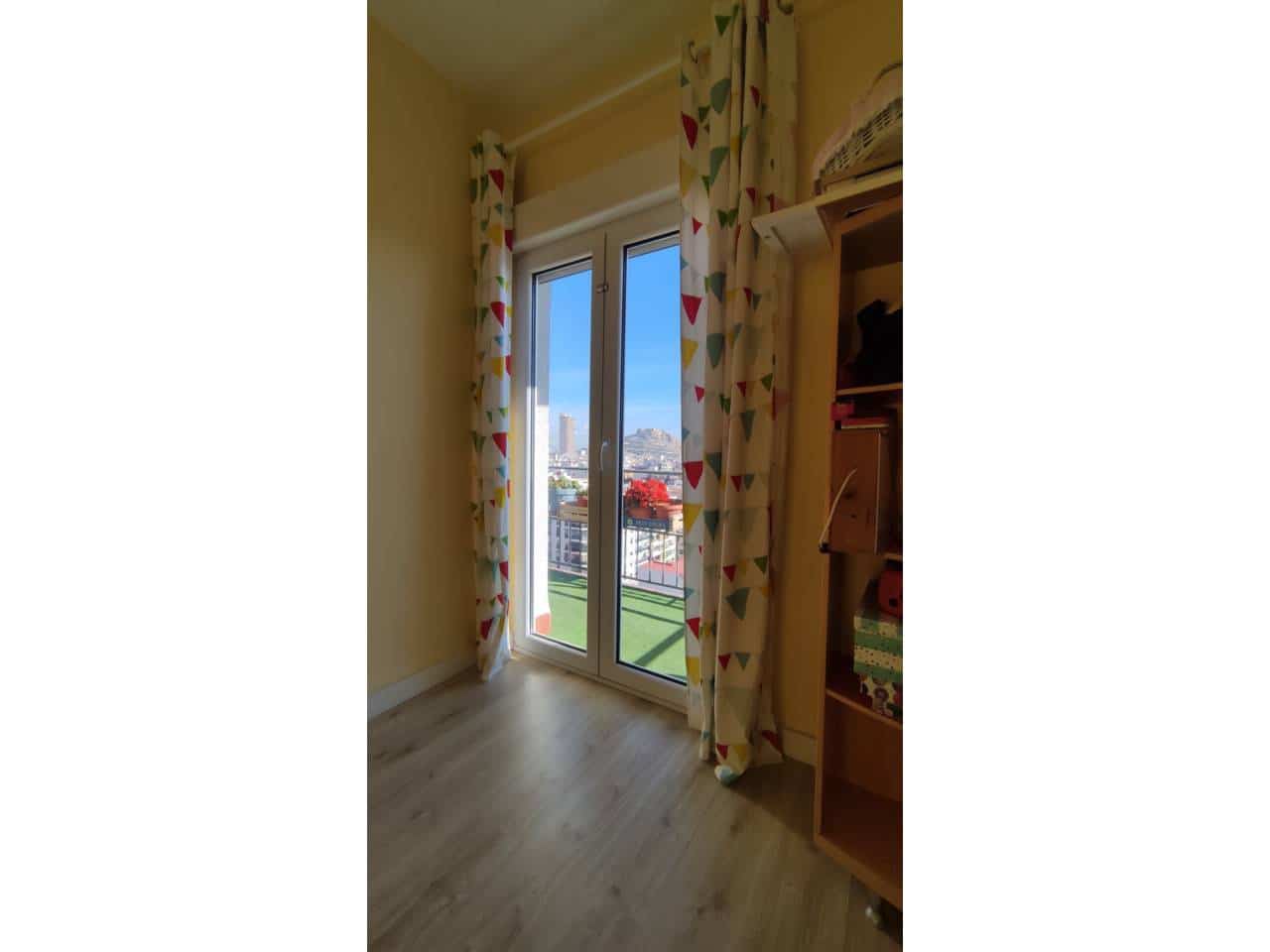 4 bedroom Flat for rent in Alicante / Alacant city with garage - € 1,250 (Ref: 10154224)