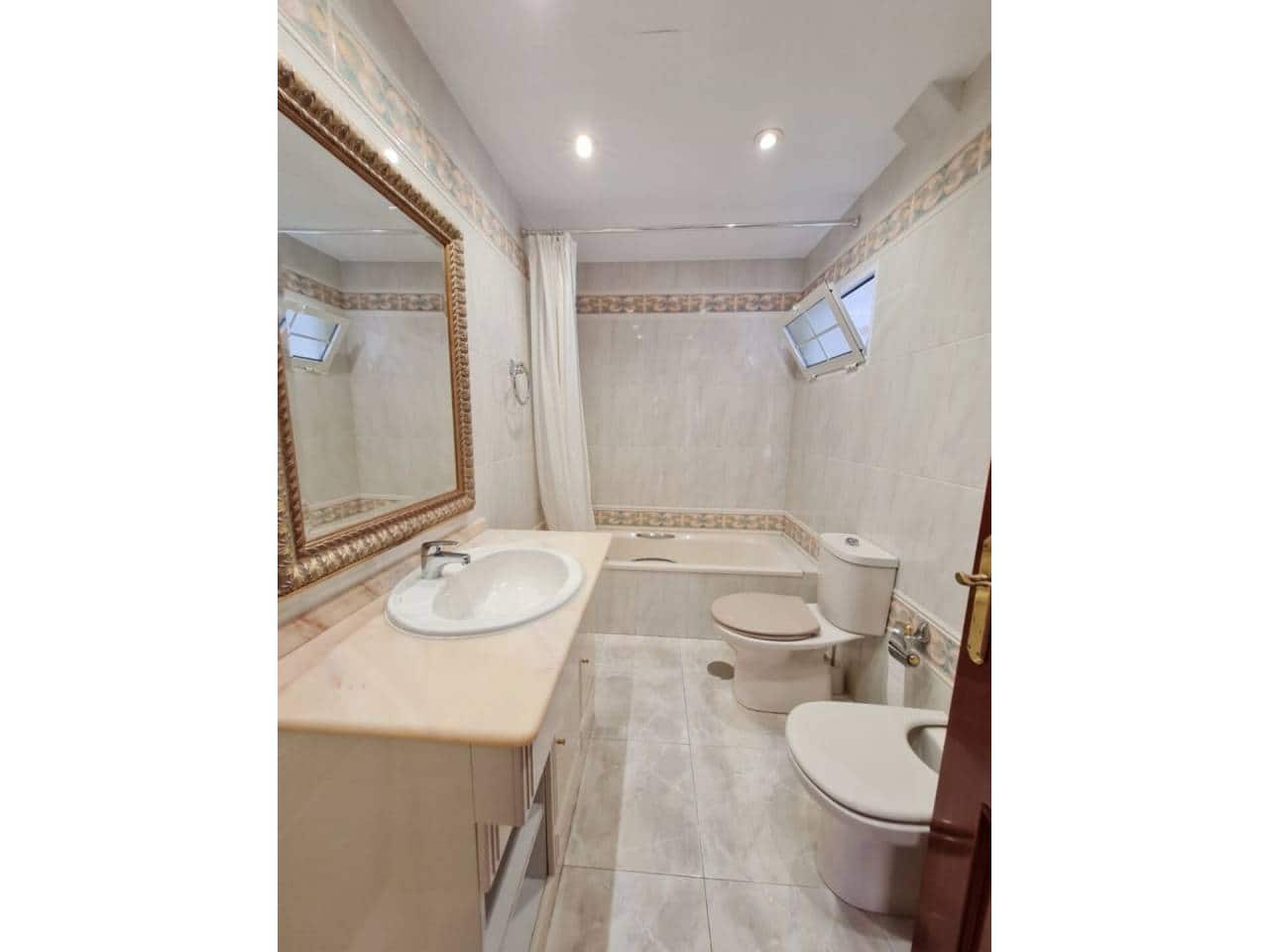 Appartement de 3 chambres à louer à Alicante ville - 1 250 € (Ref: 6260803)
