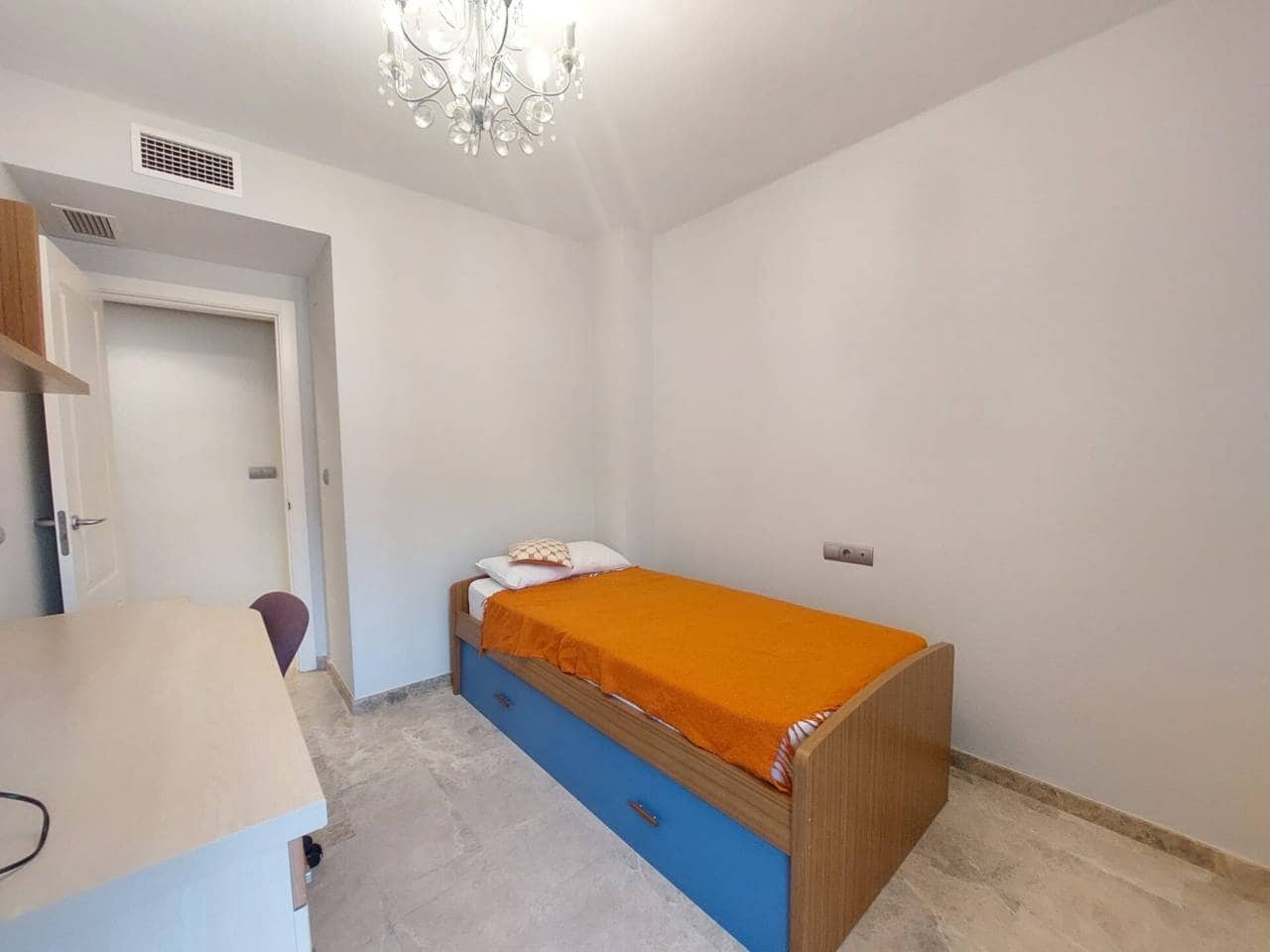 2 bedroom Flat for rent in Alicante / Alacant city with garage - € 1,200 (Ref: 7537781)