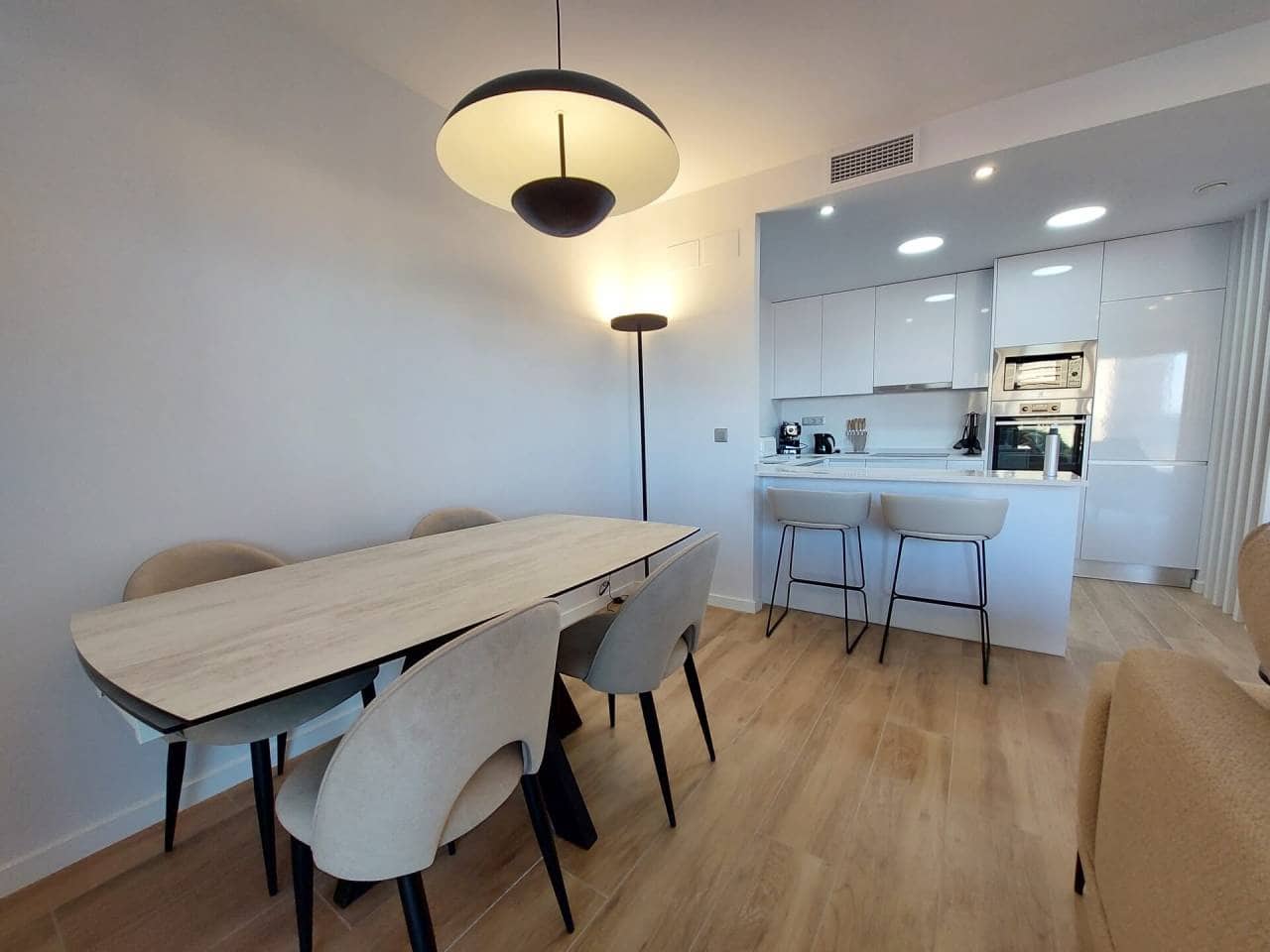 2 slaapkamer Flat te huur in Alicante stad met zwembad garage - € 2.100 (Ref: 7860594)