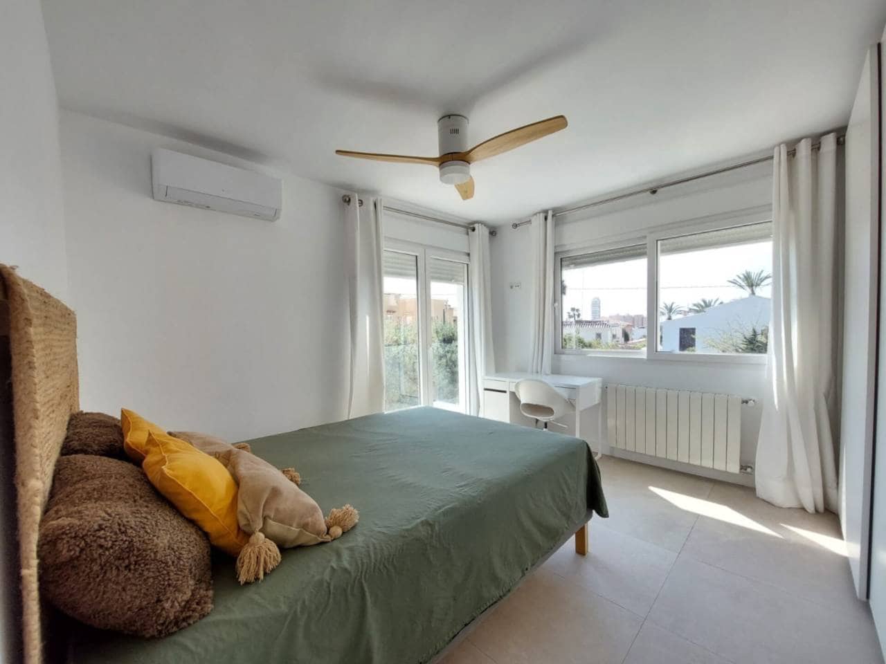 Chalet de 4 habitaciones en Cabo de las Huertas en alquiler con piscina garaje - 3.400 € (Ref: 8238359)