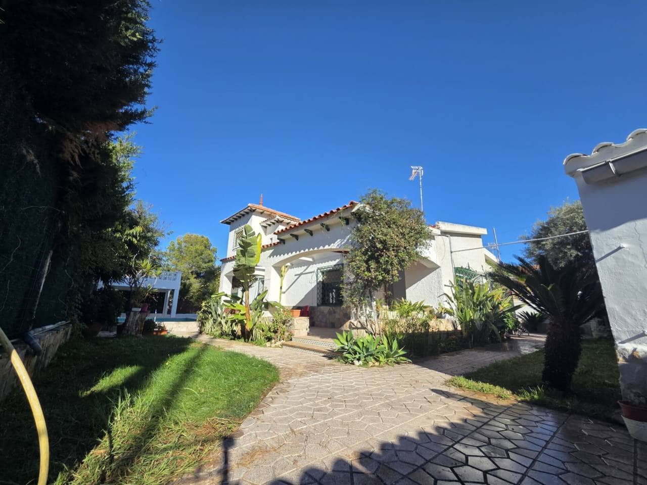 4 bedroom Villa for rent in El Campello with pool garage - € 2,000 (Ref: 9429114)