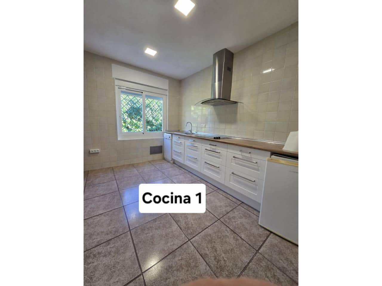 4 bedroom Villa for rent in El Campello with pool garage - € 2,000 (Ref: 9429114)